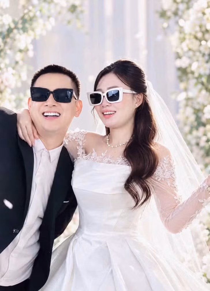 Trong bộ ảnh cưới được chia sẻ trước lễ cưới, Hoài Lâm dành lời nhắn cho Ngọc Trinh: “Anh đã cố gắng để em hiểu anh. Có gì thì nói với anh, anh sửa từ từ. Không bao giờ anh phản bội em”.