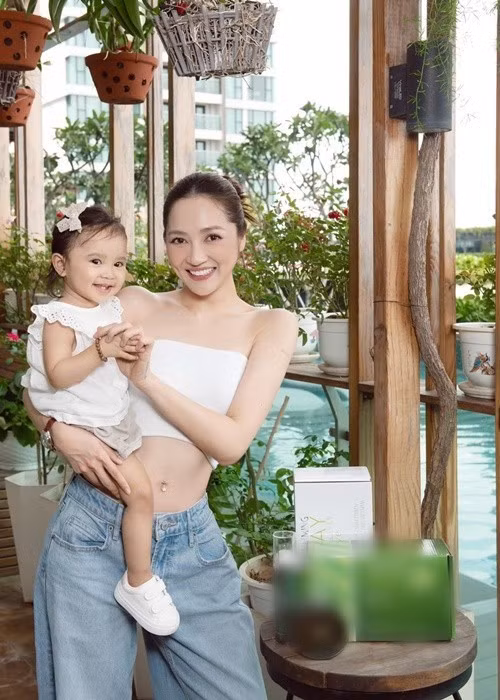 Căn nhà của Bảo Anh là căn hộ duy nhất mở cửa ra có sân vườn và lối thẳng ra bể bơi. Ảnh: FB Bảo Anh.