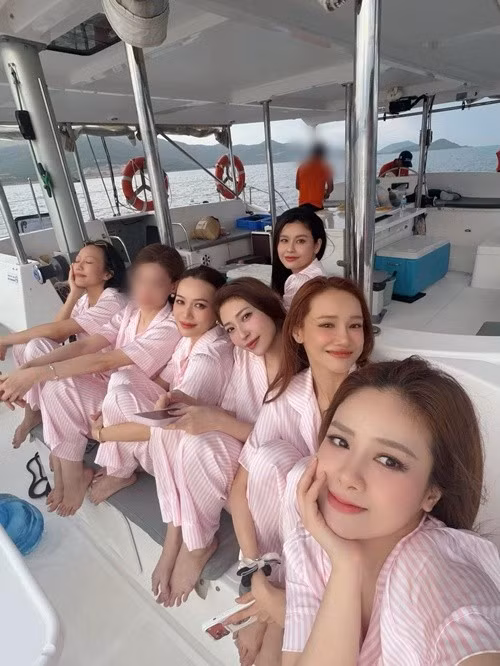 Nhã Phương là một trong những thành viên chăm chỉ tập luyện nhất nhóm. Sau ba lần sinh con, nữ diễn viên vẫn duy trì vóc dáng săn chắc nhờ tập thể thao đều đặn kết hợp chế độ ăn uống khoa học. Trong khi đó, Dương Hoàng Yến theo đuổi hình ảnh khỏe khoắn với lịch tập gym cường độ cao. Sĩ Thanh cũng nổi tiếng là mỹ nhân yêu thích vận động, thường xuyên tập pilates, gym và hỗ trợ chụp ảnh cho các thành viên trong nhóm. Ảnh: FB Dương Hoàng Yến.