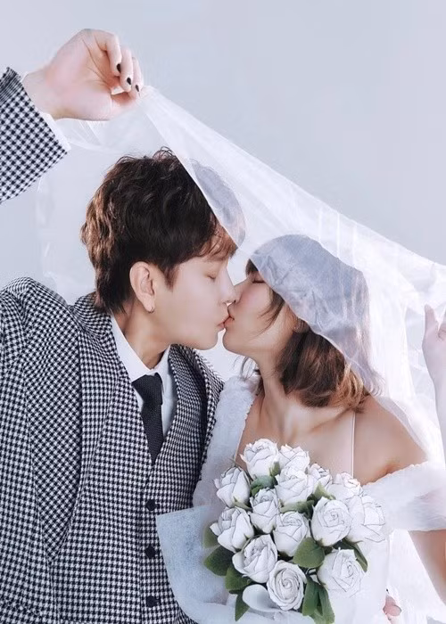 Nữ ca sĩ kết hôn với Yong Junhyung vào tháng 10/2024 sau 9 tháng hẹn hò. Ảnh: Znews.