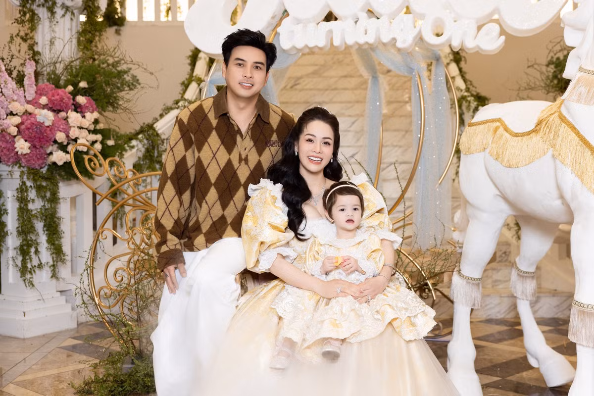 Nhật Kim Anh cho biết bữa tiệc không chỉ mừng bé Julia tròn 1 tuổi mà còn là dịp mẹ con cô gặp lại những người thân yêu luôn đồng hành suốt thời gian qua. Ảnh: FB Nhật Kim Anh.