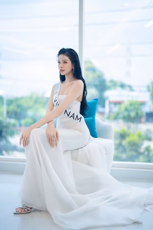 Hà Tâm Như chọn lối trang điểm ngọt ngào.