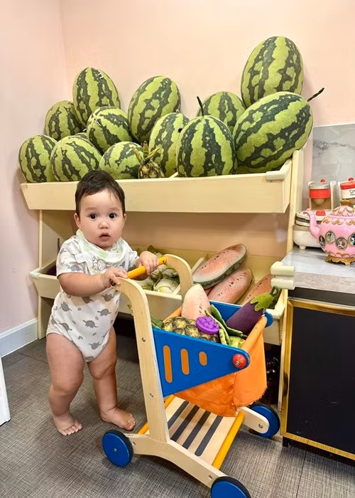 Hà Anh quan niệm ăn phải là niềm vui, không phải sự bắt ép. Vì vậy, thấy con phản ứng không vui, cô dừng lại.