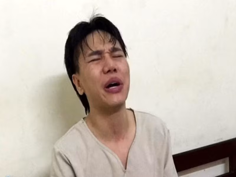 Châu Việt Cường cũng 'tan sự nghiệp' vì dùng chất cấm. Vào năm 2018, sau khi sử dụng ma túy, Châu Việt Cường nhét tỏi vào miệng một cô gái vì cho rằng nạn nhân bị “ma nhập”, khiến người này tử vong do tắc đường hô hấp. Ảnh: Dân Việt.