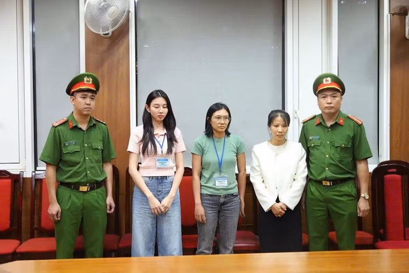 Tại cơ quan công an, Thùy Tiên cho biết nhận thấy kẹo rau củ Kera có nhiều ý tưởng hay nên đề xuất tham gia điều hành. "Khi mình là người nổi tiếng thì trách nhiệm của mình rất lớn và mọi người sẽ vì mình để mua sản phẩm này rất nhiều", Thùy Tiên nói. Ảnh: Vietnamnet.
