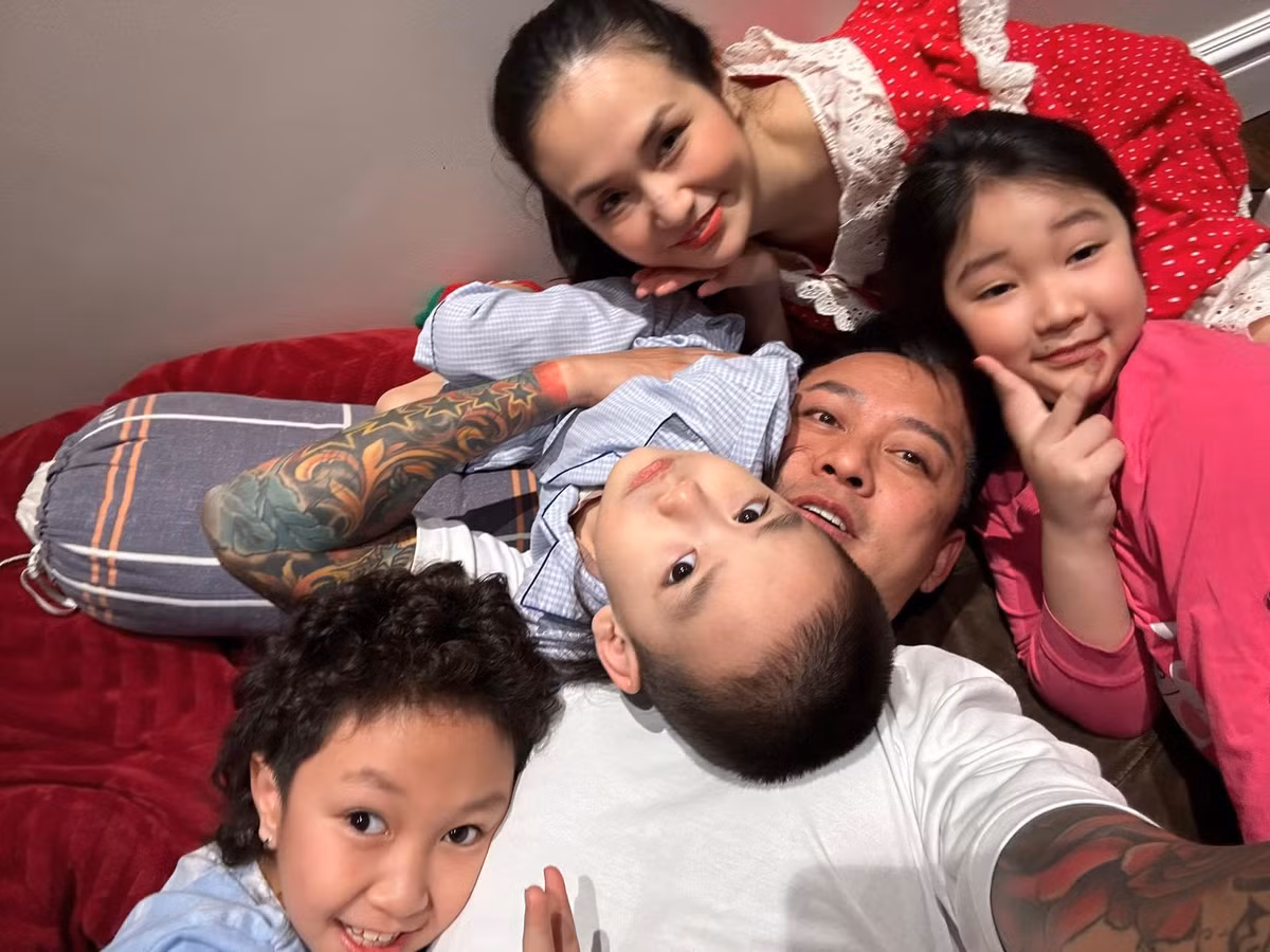 Chia sẻ về tổ ấm, nam ca sĩ viết: “Nơi thời gian ngừng lại. Chỉ yêu thương thôi vẫn chưa đủ, mà còn phải dành cho nhau tất cả những gì có thể, để tổ ấm nhỏ luôn đủ đầy và êm ấm”.