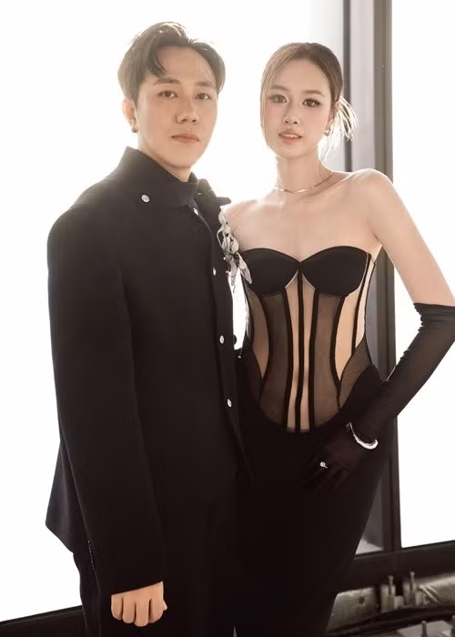 Anh Đức lịch lãm trong bộ đồ vest. Anh Phạm gợi cảm với váy dài, ôm sát cơ thể, tôn lên vóc dáng. Ảnh: FB Anh Phạm.