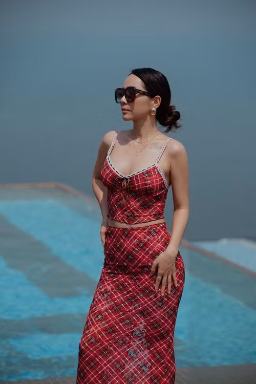 Thanh Thảo tham gia vào việc chọn bản thiết kế, nội thất cho biệt thự mới. Ảnh: FB Thanh Thảo.