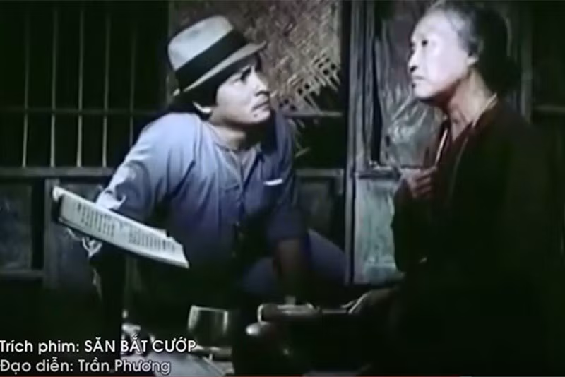 Thương Tín từng hóa thân thành tướng cướp Bạch Hải Đường trong phim Săn bắt cướp. Theo Người Lao Động, để hóa thân chân thật cho vai diễn, nam nghệ sĩ đã tìm hiểu nhiều về nhân vật, thậm chí đến phòng giam. Ảnh: Vietnamnet.