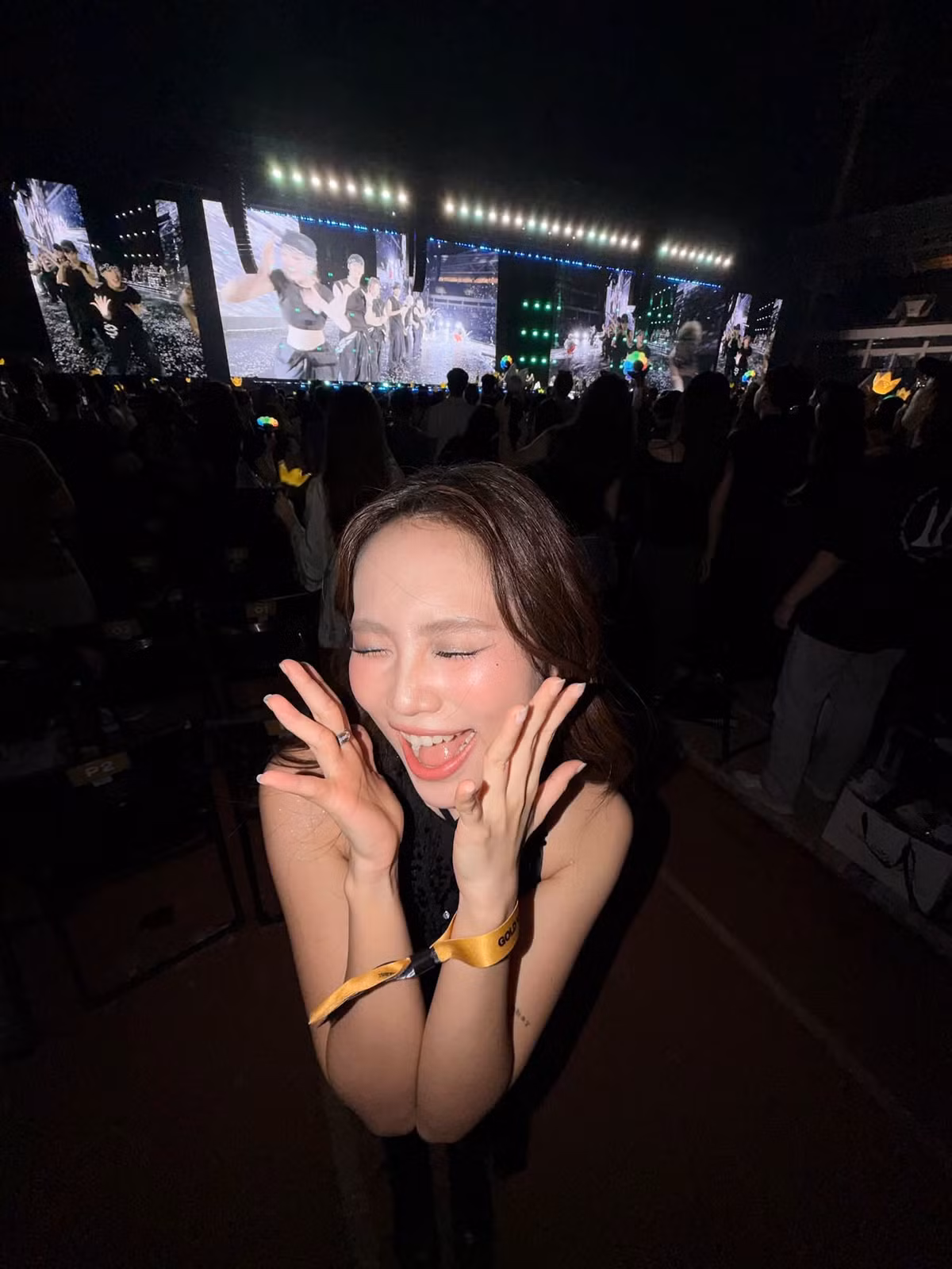 Phương Mỹ Chi chia sẻ không khí sôi động của mùa concert, đồng thời nhắn nhủ khán giả đến với chương trình âm nhạc của cô vào ngày 7/11. Nữ ca sĩ viết: “Cuối tuần vui vẻ nha cả nhà. Tôi biết dạo gần đây và ngay lúc này các bạn đi đu concert dữ lắm. Tôi cũng vậy thôi. Nhưng ngày 7/11 cũng có một chiếc nhạc hội, mọi người nhớ đến ủng hộ Chi nhé, Chi cảm ơn. Tôi đợi mọi người tại Hà Nội nhé. Hẹn gặp lại".