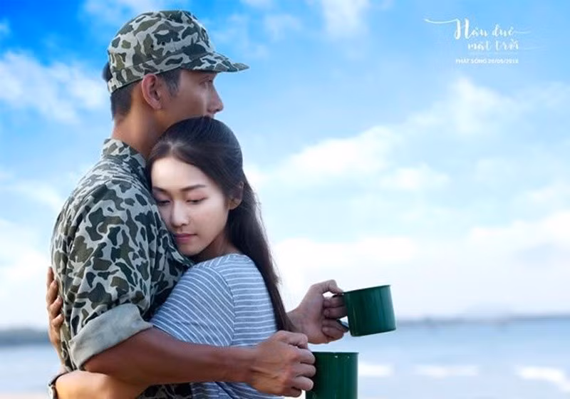"Tôi thì khá mạnh mẽ nghĩ rằng đó là Hoài Phương và Duy Kiên nên cứ yêu hết mình và hôn hết mình. Tuy nhiên, nhìn sang anh Song Luân đang run thì tôi cũng run theo", Khả Ngân tiết lộ. Ảnh: Khám Phá.