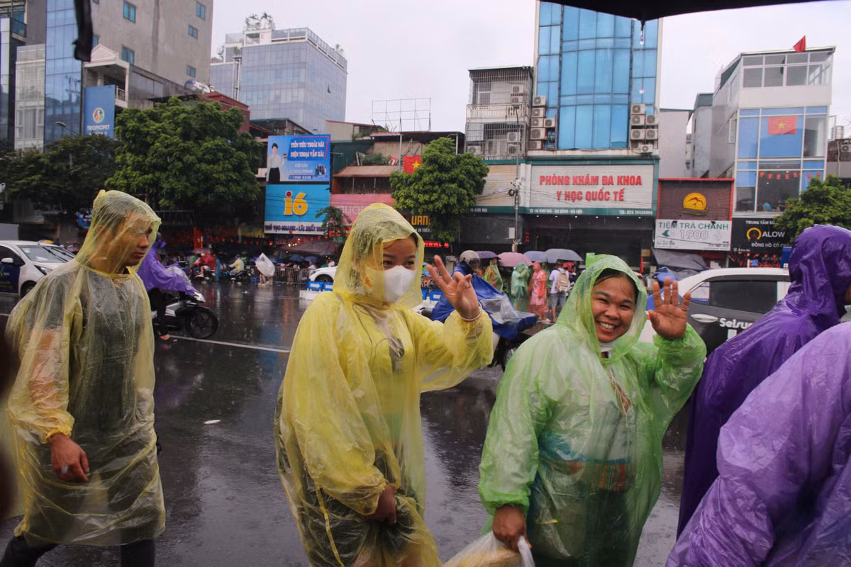 Cơn mưa không làm giảm tinh thần "vượt nắng, thắng mưa" chờ xem diễu binh của người dân.