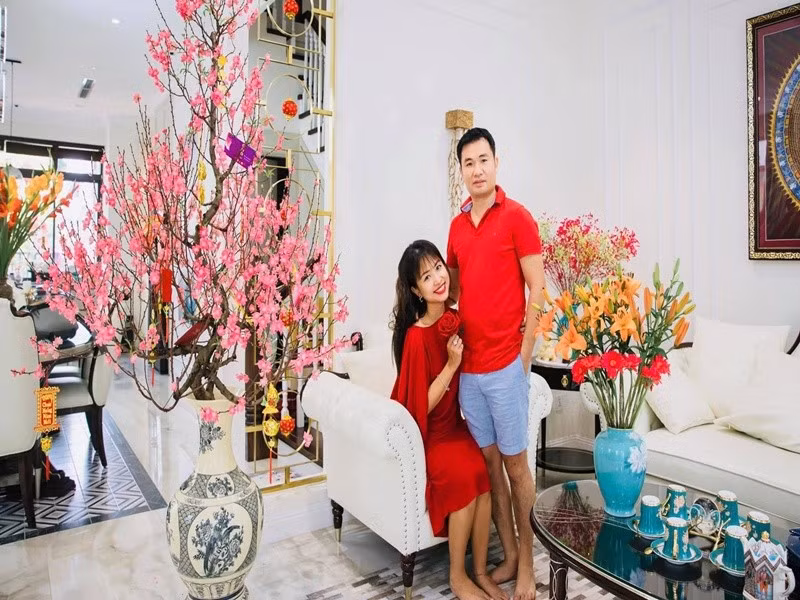 Nữ MC cùng chồng thường trang hoàng nhà cửa lộng lẫy mỗi dịp lễ Tết. Ảnh: FB Vân Hugo.