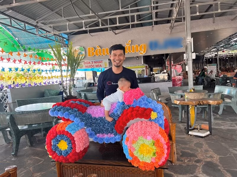 Tiết Cương dành nhiều thời gian chăm sóc, đưa con đi chơi. Ảnh: FB Nghé.