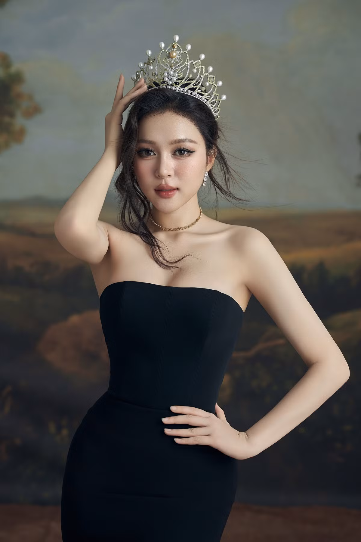 Trong suốt thời gian qua, cô học catwalk, học trang điểm, làm tóc, trau dồi khả năng tiếng anh, giao tiếp, học giải phóng hình thể đồng thời chuẩn bị cho phần thi tài năng. Ảnh: Sen Vàng.
