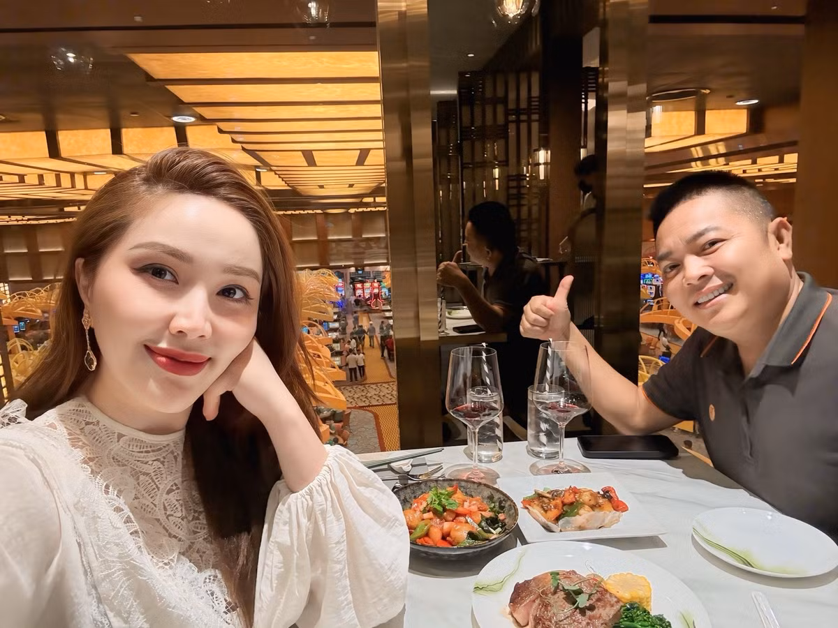 Nữ ca sĩ tâm sự rằng cuộc sống có lúc trầm lúc bổng, vui buồn đan xen lẫn nhau. Tuy nhiên, cô luôn chọn cách lạc quan, chấp nhận và tận hưởng. "Quan trọng nhất là biết hài lòng, trân trọng và yêu thương những gì đang có", Bảo Thy cho biết.