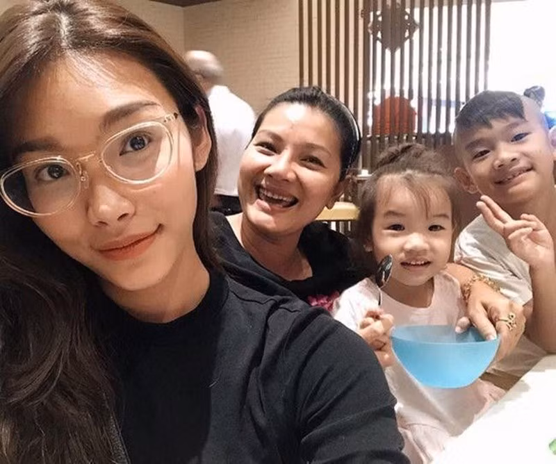 Thanh Tú rời showbiz Việt cách đây ít năm, và hiếm khi xuất hiện bên mẹ và các em. Ảnh: Người Đưa Tin.