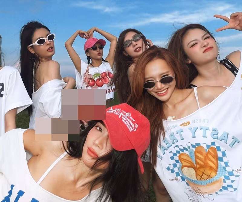 Trong loạt ảnh được chia sẻ, nhóm liên tục xuất hiện với năng lượng vui vẻ, thoải mái từ tiệc tối, dạo biển đến những buổi chụp hình ngẫu hứng. Ảnh: FB Nhã Phương.