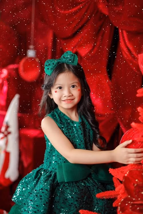 Nữ diễn viên phim Tiếng sét trong mưa hài hước cho biết, bé Bảo Bối điệu đà giống Anh Tài. "Mẹ nhớ hồi còn nhỏ mẹ cũng đâu có điệu cỡ này. Chắc gen của ba Anh Tài", Vũ Ngọc Ánh viết trên trang cá nhân.