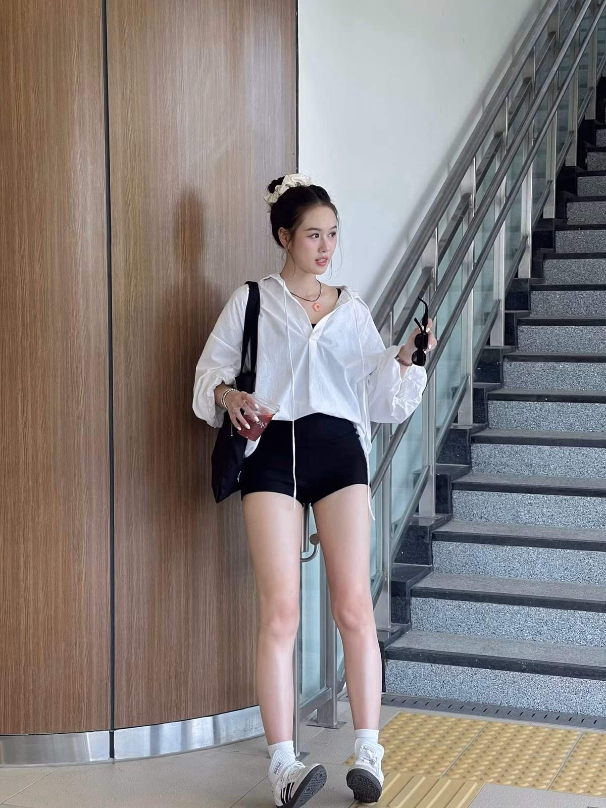 Vợ Anh Đức diện trang phục tôn đôi chân dài nuột nà.