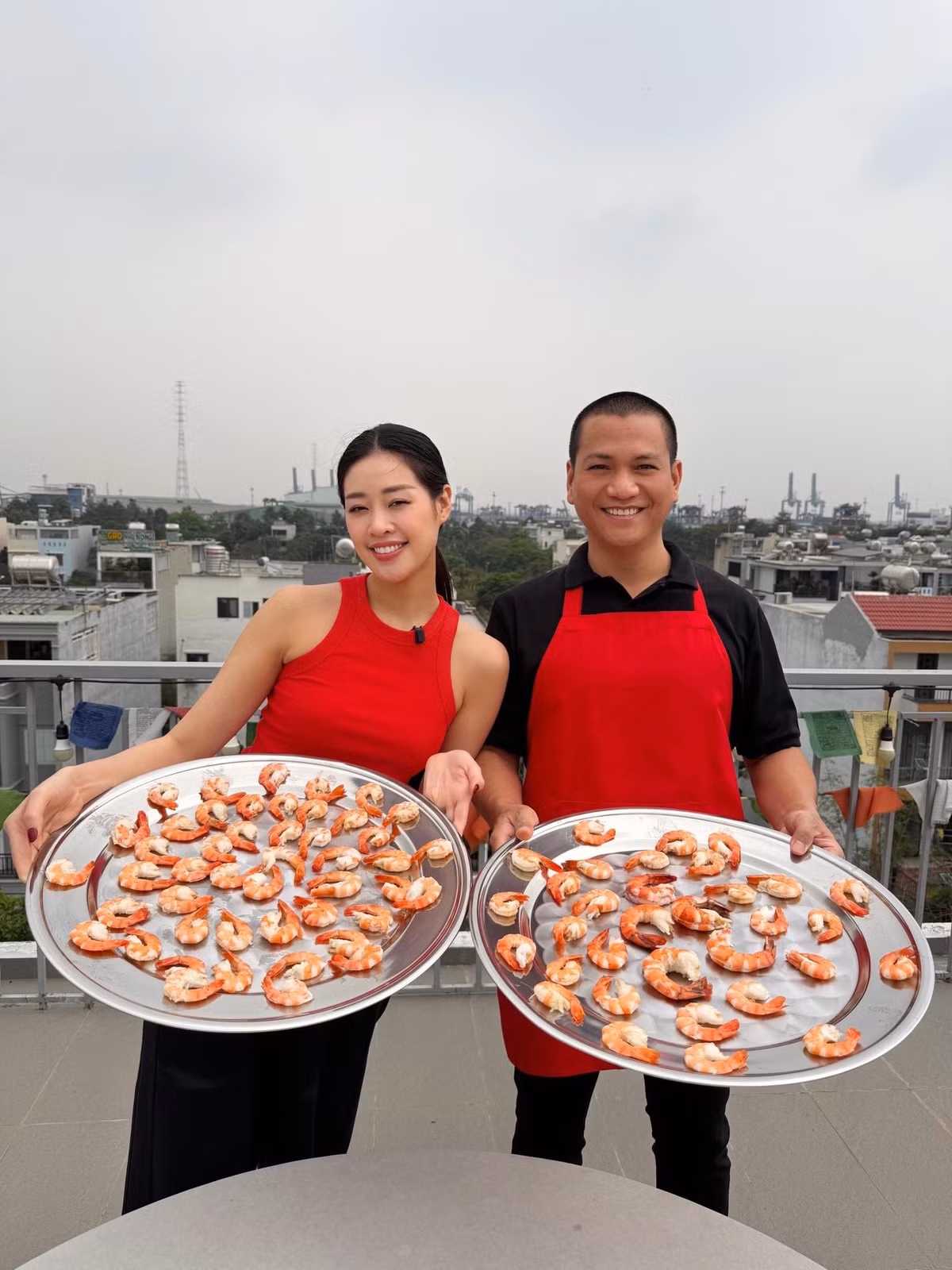 Khánh Vân kết hôn với nhiếp ảnh gia Nguyễn Long. Gần đây, cặp đôi gây chú ý khi thực hiện nhiều clip nấu ăn cùng nhau. Ảnh: FB Khánh Vân.