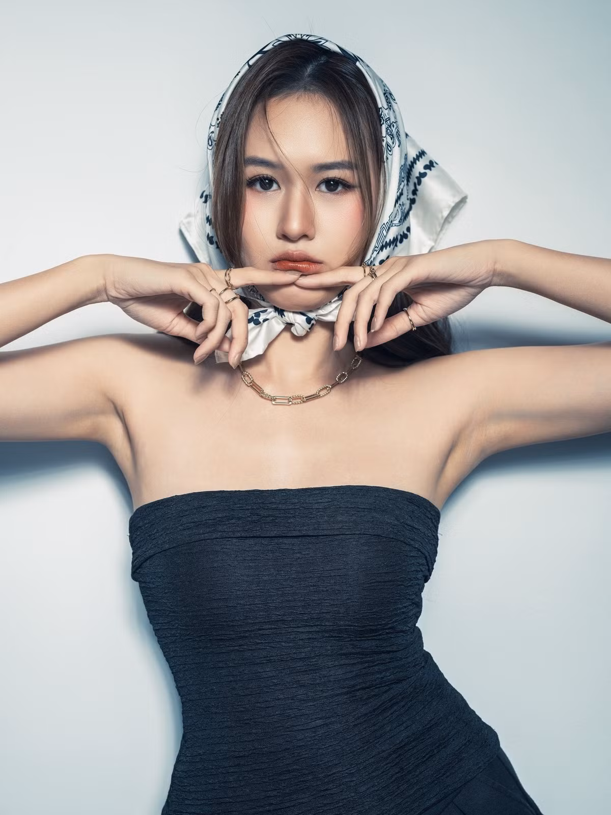 Ở nhiều góc chụp cận mặt, Anh Phạm ghi điểm nhờ đôi mắt to, sống mũi thanh thoát cùng nụ cười dịu dàng. Người đẹp ưu tiên phong cách trang điểm trong trẻo để làm nổi bật vẻ ngoài trẻ trung và cuốn hút. Ảnh: FB Anh Phạm.