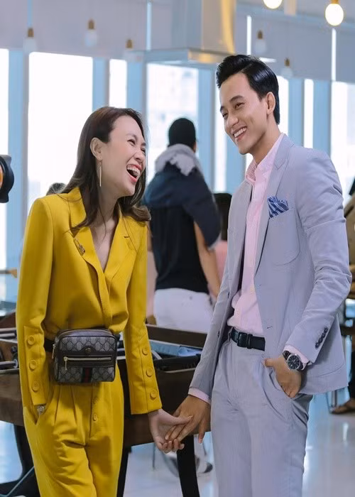 Vì cứu cơ ngơi của gia đình gầy dựng, Khả Doanh - phó tổng giám đốc của một công ty sữa phải đi làm trợ lý cho doanh nhân Phúc Nam. Kịch tính của bộ phim được đẩy lên cao kể khi mọi bí mật dần được hé lộ. Ảnh: FB Mai Tài Phến.