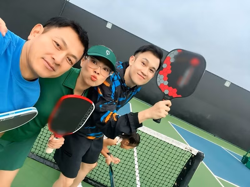Thanh Thảo còn tâm sự, càng stress, càng nên chơi pickleball. "Mỗi cú đánh là một cách xả ra những thứ bạn không thể nói bằng lời. Mỗi lần đổ mồ hôi là một lần bạn nhẹ bớt những muộn phiền không tên", cô viết trên trang cá nhân. Ảnh: FB Thanh Thảo.