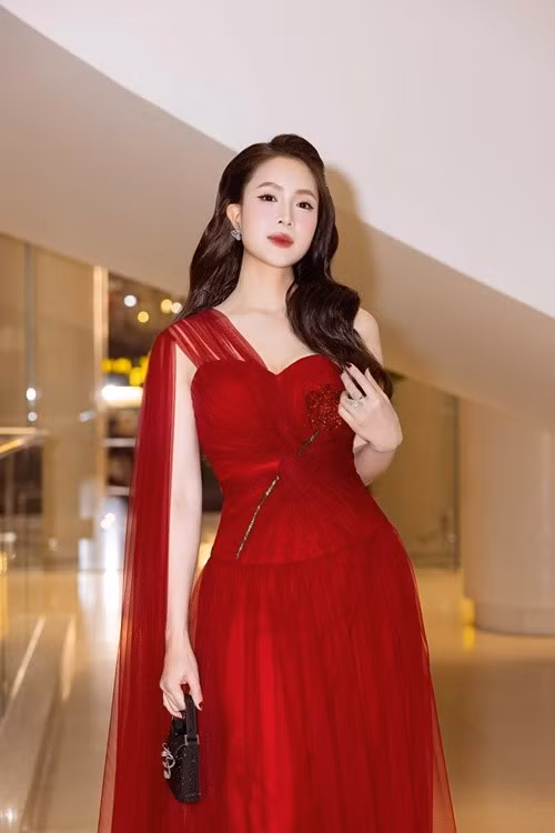 Phong cách thời trang sự kiện của Hồng Diễm được đánh giá cao. Cô chuộng trang phục có đường cắt tinh tế, đơn sắc. Ảnh: FB Hồng Diễm.
