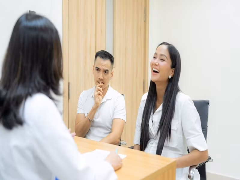 Nàng hậu trải lòng: "Trên người mẹ giờ đây có những dấu vết đáng yêu mà bình thường không thể nào có được: đường chỉ nâu, những vùng da sậm màu. Mẹ đón nhận tất cả như cách mẹ chờ con lớn lên từng ngày trong bụng".