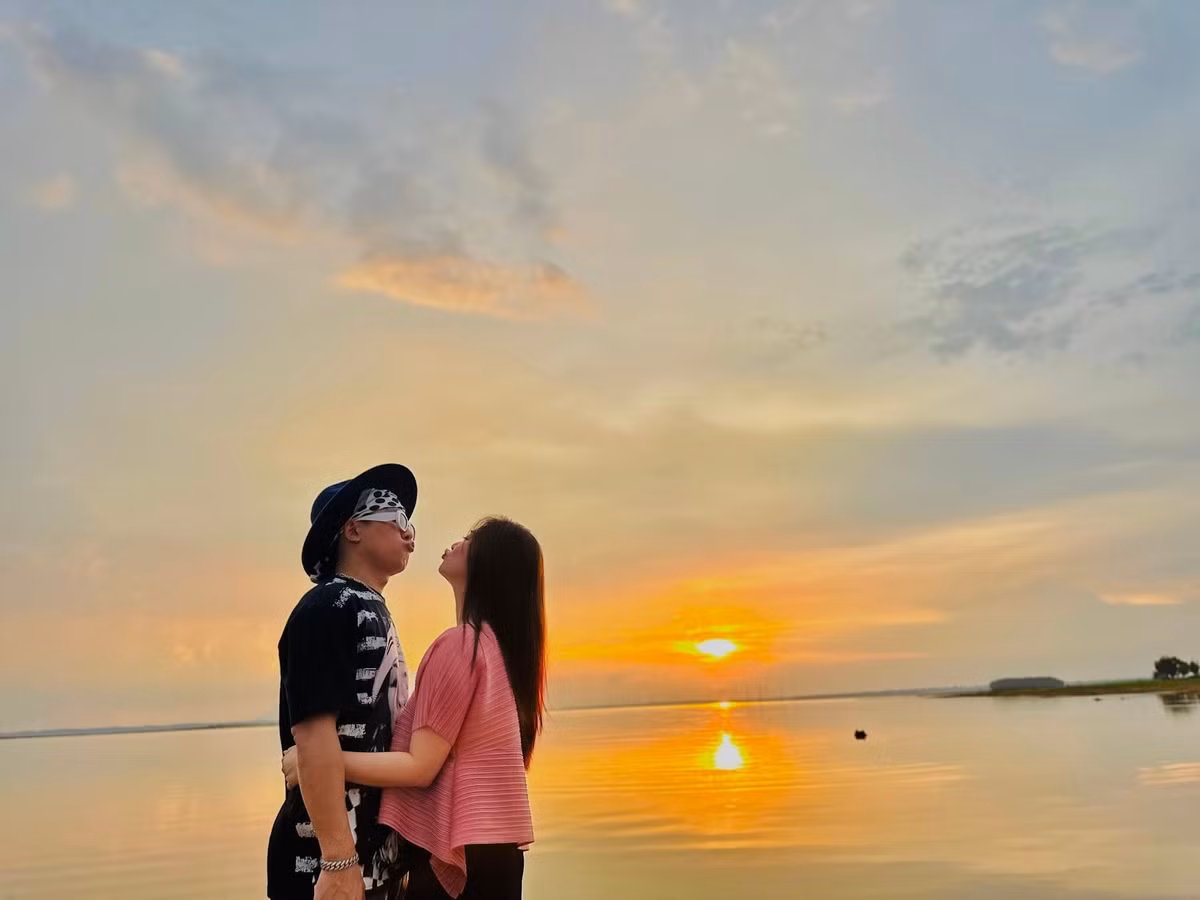Trên trang cá nhân, Thanh Trúc đăng tải khoảnh khắc ngọt ngào bên Châu Khải Phong. Cặp đôi hạnh phúc đón kỷ niệm 3 năm về chung một nhà.