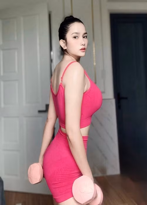 Huỳnh Như sinh năm 1995, là người mẫu, diễn viên. Sau khi kết hôn với ca sĩ Khánh Đơn, cô rút khỏi showbiz. Sau khi sinh con thứ 2 vào năm 2023, Huỳnh Như từng không áp dụng biện pháp giảm cân nào ngoài việc xông hơi do sức khoẻ không được tốt. Gần đây, vợ Khánh Đơn tích cực tập luyện để lấy lại vóc dáng thon gọn. Ảnh: FB Huỳnh Như.
