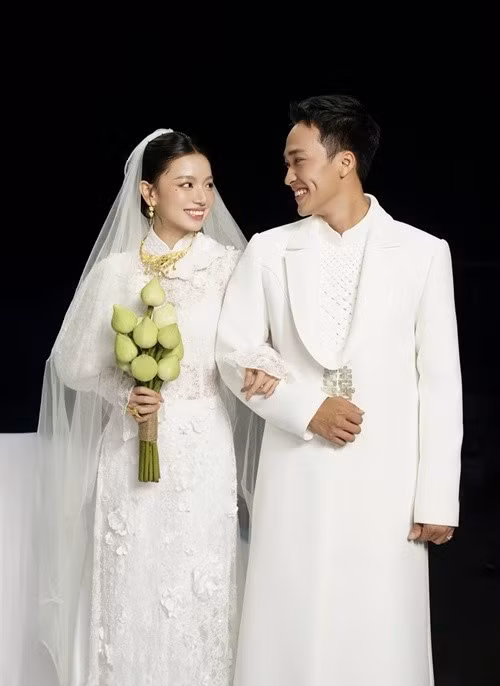 Trên trang cá nhân, Lâm Thanh Nhã đăng tải loạt ảnh hoá chú rể bên Lê Hạ Anh trên sân khấu. Ảnh: FB Lâm Thanh Nhã.