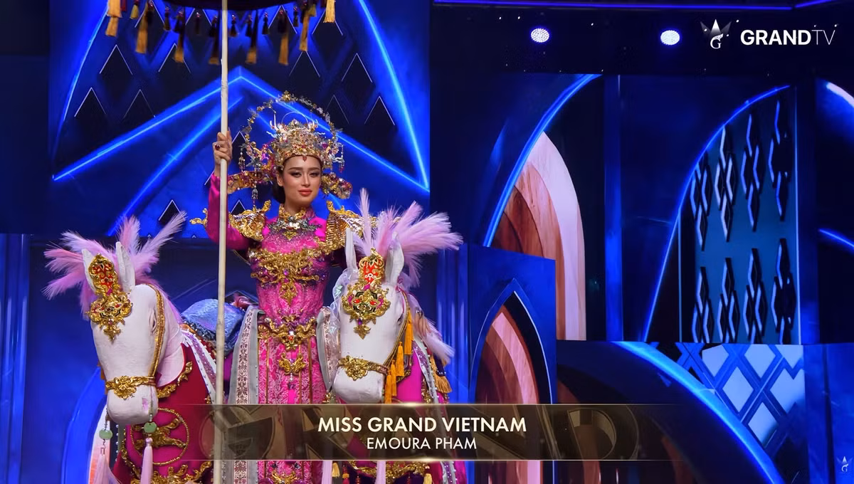 Trước phần thi bikini và dạ hội, Emoura Phạm trình diễn trang phục dân tộc “Vinh Quy Bái Tổ”.