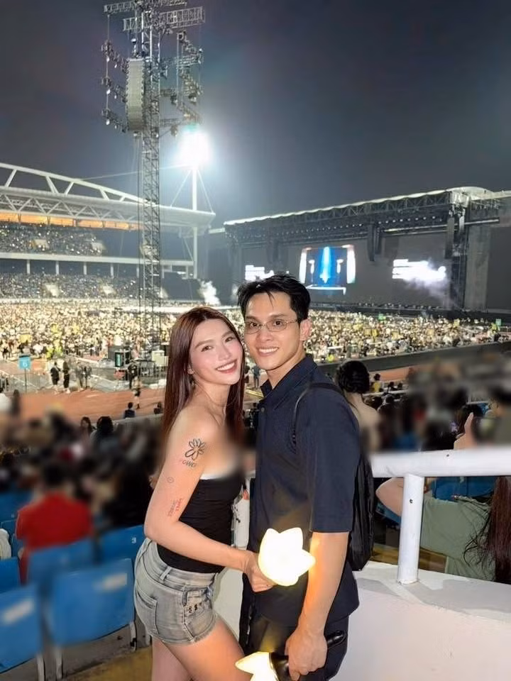 Chế Nguyễn Quỳnh Châu đăng tải hình ảnh xem concert cùng chồng. Ảnh: Chế Nguyễn Quỳnh Châu.