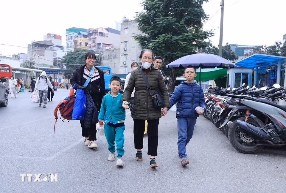 Người dân vội vã dời bên xe Giáp Bát trở về nhà sau kỳ nghỉ tết Dương lịch. (Ảnh: Quốc Khánh/TTXVN)