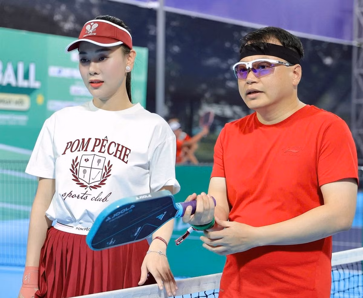 "Khi đi dự các sự kiện của chồng, tôi rất ngưỡng mộ phong thái và cách làm việc của anh. Tính cách khi đi làm và ở nhà của chồng hoàn toàn khác nhau. Khi ở nhà, anh hài hước, nhí nhảnh, vô tư, đáng yêu. Nhưng ở công ty, anh như một người khác", Phương Oanh cho hay.