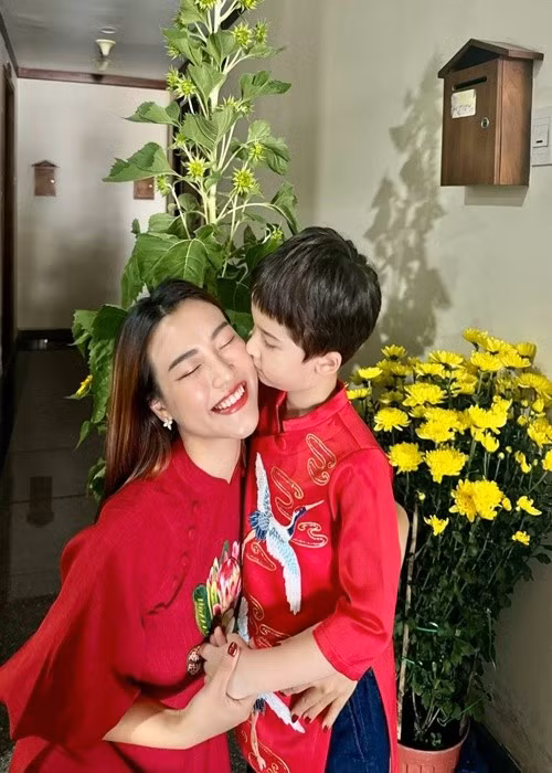 Hoàng Oanh dành nhiều thời gian cho con trai Max. Nữ MC cho biết bé Max năng động và thích chạy nhảy. Vì vậy, người đẹp chọn cách vừa chơi chơi với con để tâm sự và dạy bảo thay vì áp đặt con ngồi một chỗ nghe lời mẹ dặn. Ảnh: FB Hoàng Oanh.