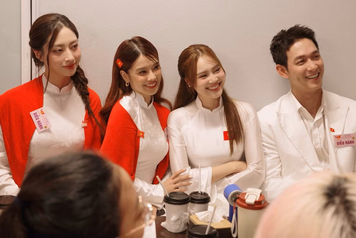 Lương Thuỳ Linh (ngoài cùng bên trái) cùng nhiều nghệ sĩ thức trắng đêm chờ đợi lễ diễu binh. Ảnh: FB Lương Thuỳ Linh.