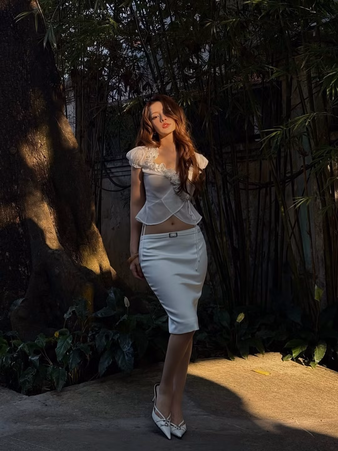 Chi Pu sử dụng sắc trắng rất hiệu quả để làm nổi bật làn da và tạo vẻ ngoài thanh thoát.