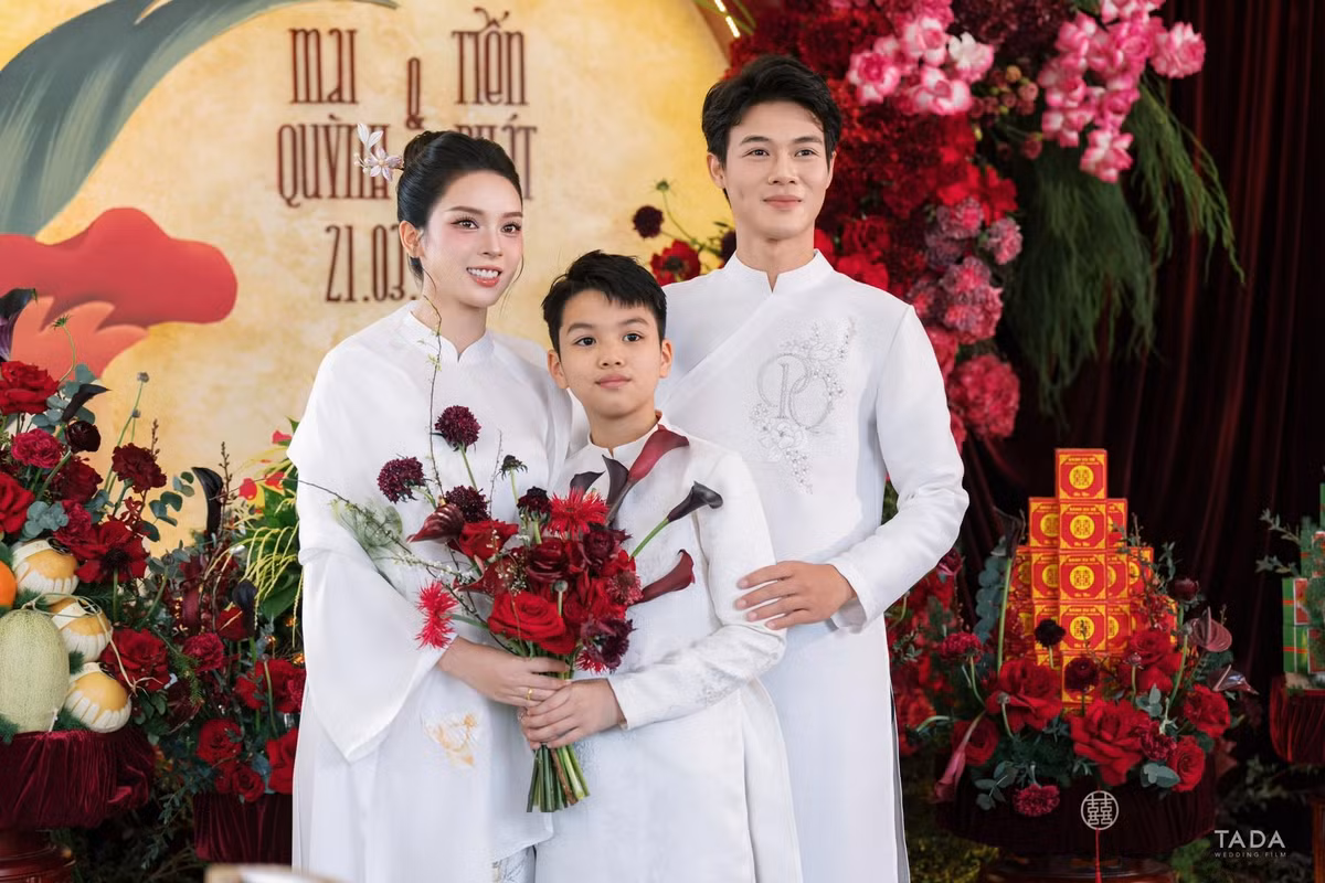 Con trai riêng của Quỳnh Lương xuất hiện trong lễ ăn hỏi của nữ diễn viên. Ảnh: FB Quỳnh Lương.