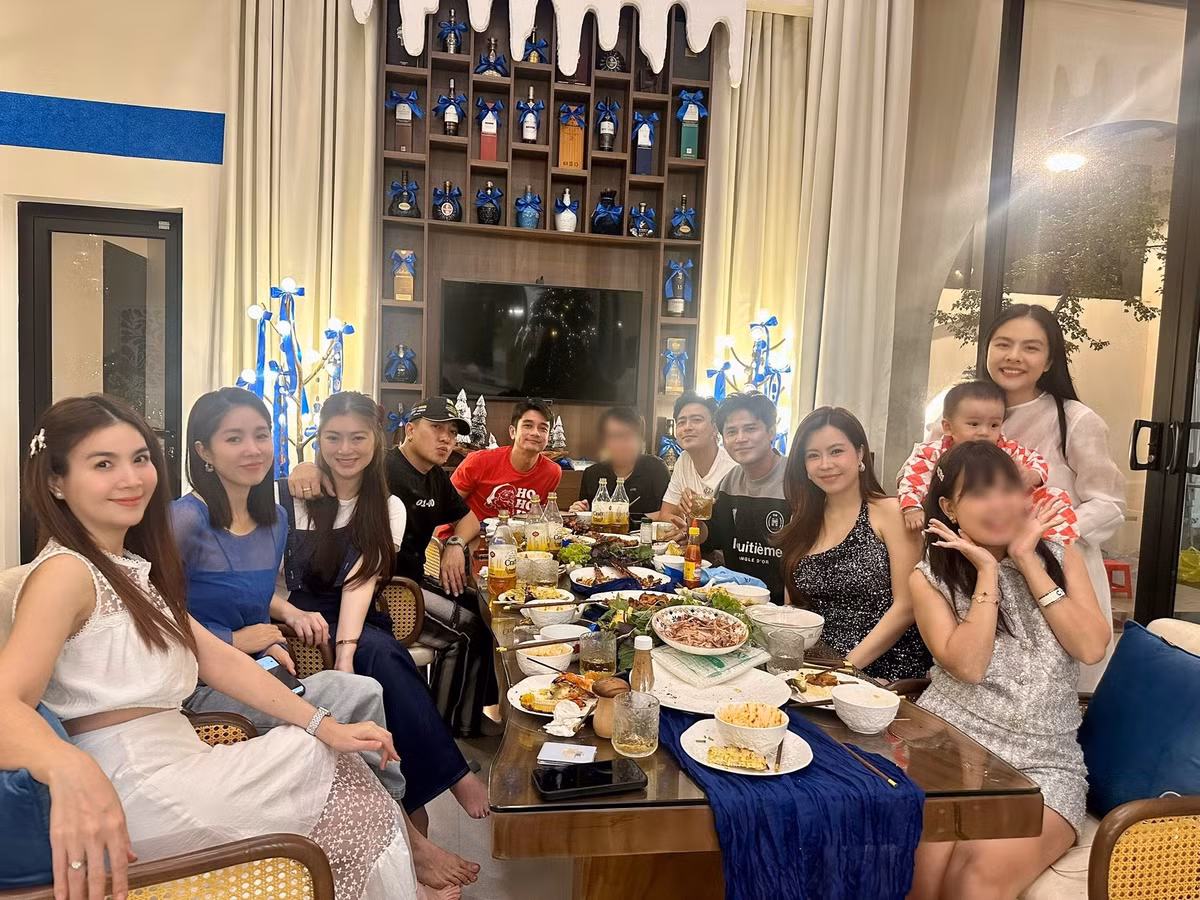 "Một buổi tối họp mặt mừng Giáng sinh sớm của các gia đình anh chị em thân thương, quá nhiều sự đáng yêu và chu đáo từ gia đình chủ nhà Vân Trang và Quân Lê. BBQ được đích mẹ chồng của Trang chuẩn bị thật là ngon. Cảm ơn đại gia đình tiếp đón tụi mình", Kha Ly chia sẻ. Ảnh: FB Vân Trang.