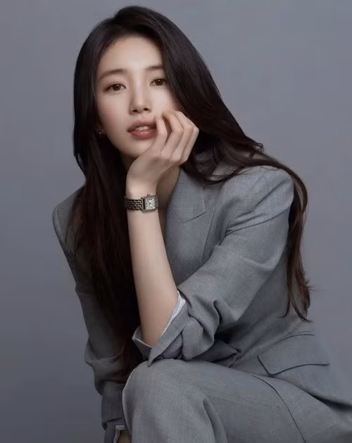 Suzy là gương mặt vàng của làng quảng cáo nhờ tên tuổi ngày càng nổi tiếng. Theo VOV, Năm 2021, Suzy có tài sản ròng 25 triệu USD. Năm 2024, tài sản ròng của nữ ca sĩ ước tính khoảng 35 triệu USD. Ảnh: Dân Việt.