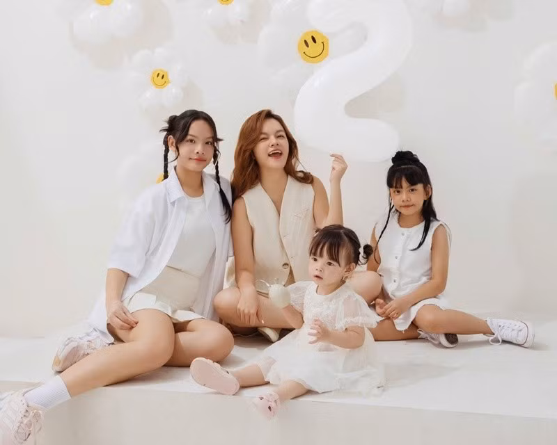 Phạm Quỳnh Anh có một cô con gái với bạn trai giấu mặt và hai cô con gái với chồng cũ. Ảnh: FB Phạm Quỳnh Anh.