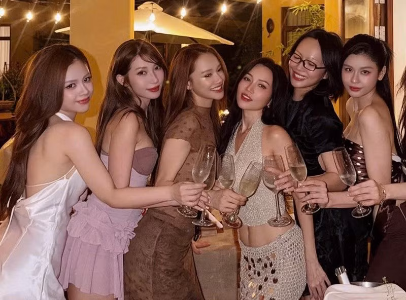 Gần đây, Nhã Phương viết: “Mở màn tháng sinh nhật cùng các cô gái của tui”, phần nào cho thấy sự thân thiết giữa các thành viên. Ảnh: FB Nhã Phương.