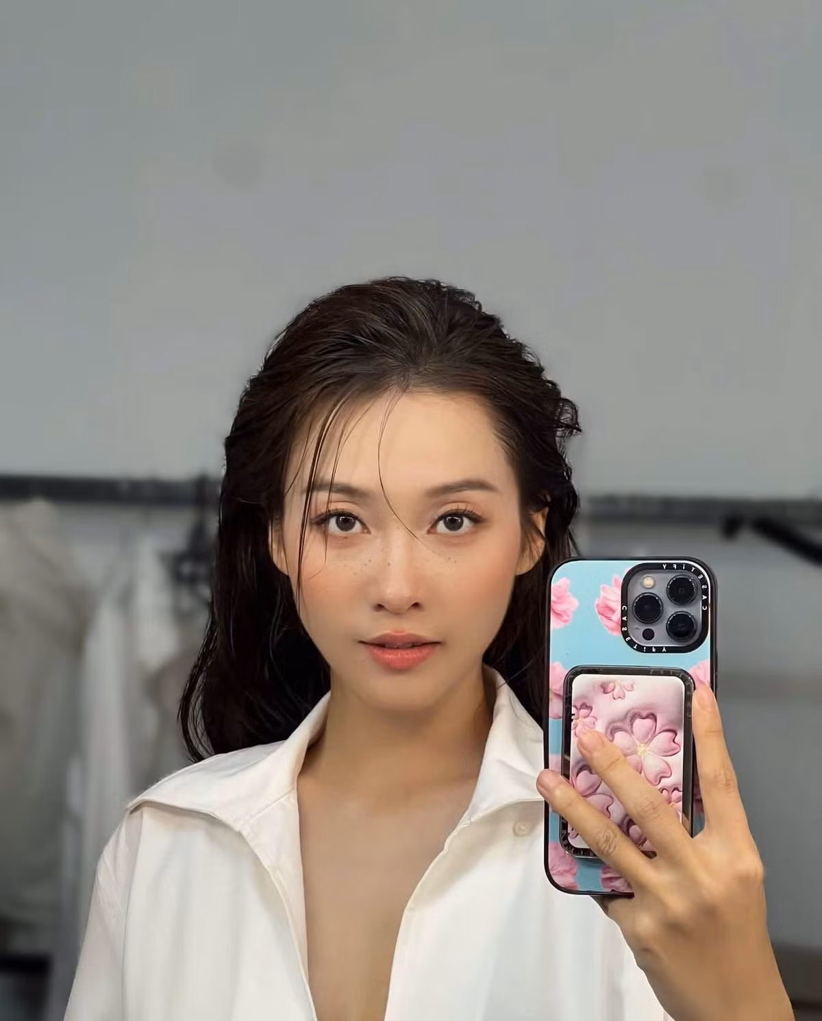 Trong một lần chụp ảnh trước gương, Khả Ngân tạo dáng tự nhiên, đồng thời che vòng hai. Ảnh: FB Khả Ngân.