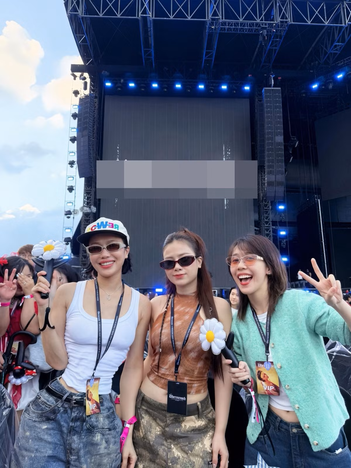 Đăng ảnh bên Diệu Nhi và Hậu Hoàng, Dương Hoàng Yến hài hước cho biết: "Là một người bạn tử tế, mình đã bóp eo cho Diệu Nhi theo yêu cầu". Ảnh: FB Dương Hoàng Yến.