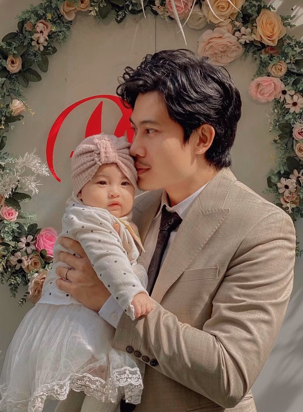 Bé Nguyên Ốc ăn mặc điệu đà từ nhỏ. Ảnh: FB Phương Nam.