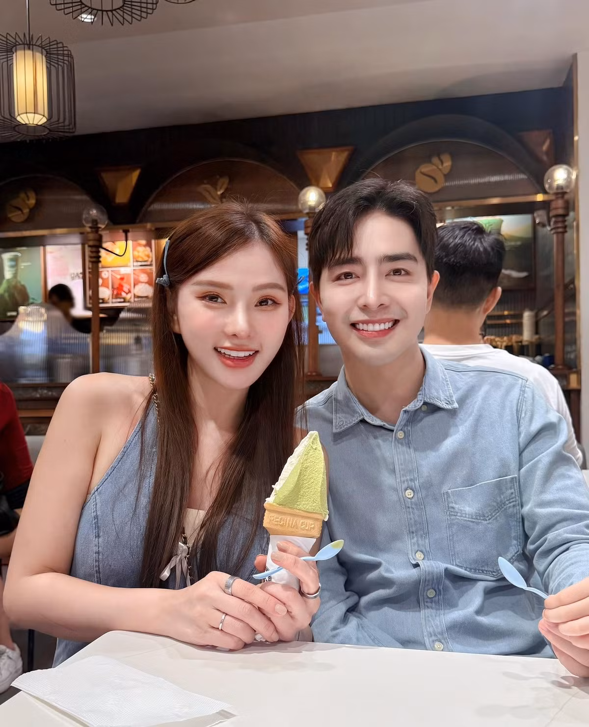 Theo Znews, Thu Thủy và Kin Nguyễn gặp nhau tại một sự kiện năm 2018. Kin chủ động xin chụp ảnh cùng Thu Thủy và Ưng Hoàng Phúc, sau đó liên lạc qua mạng xã hội. Kin Nguyễn cầu hôn Thu Thủy công khai hẹn hò vào tháng 6/2019. Ảnh: FB Thu Thủy.
