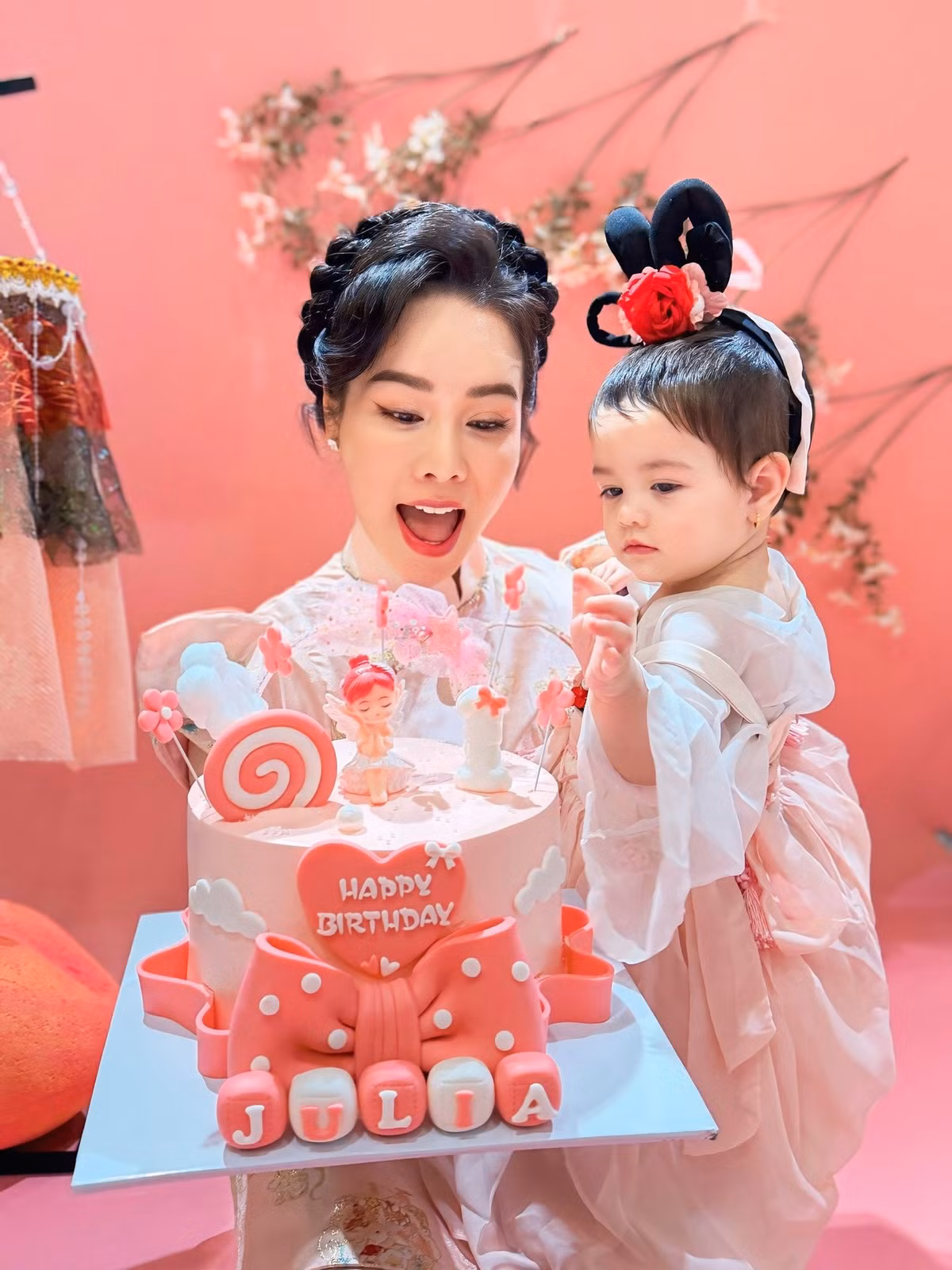Nhật Kim Anh cùng ái nữ chụp ảnh nghệ thuật trước khi tổ chức sinh nhật vào ngày 2/2/2026.